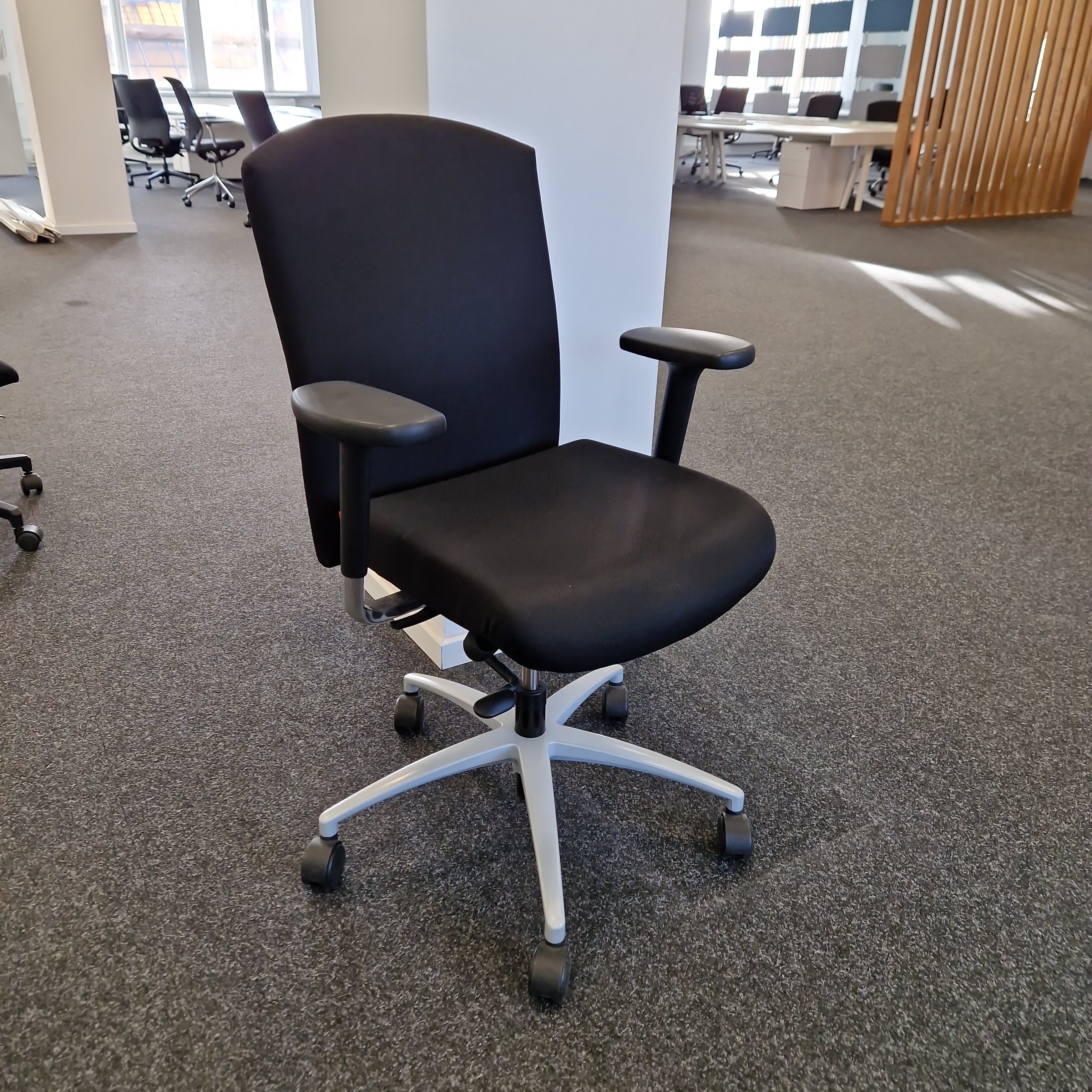 Köhl Bürodrehstuhl schwarz Stoff mit Armlehnen Stuhl – TwinsCompany