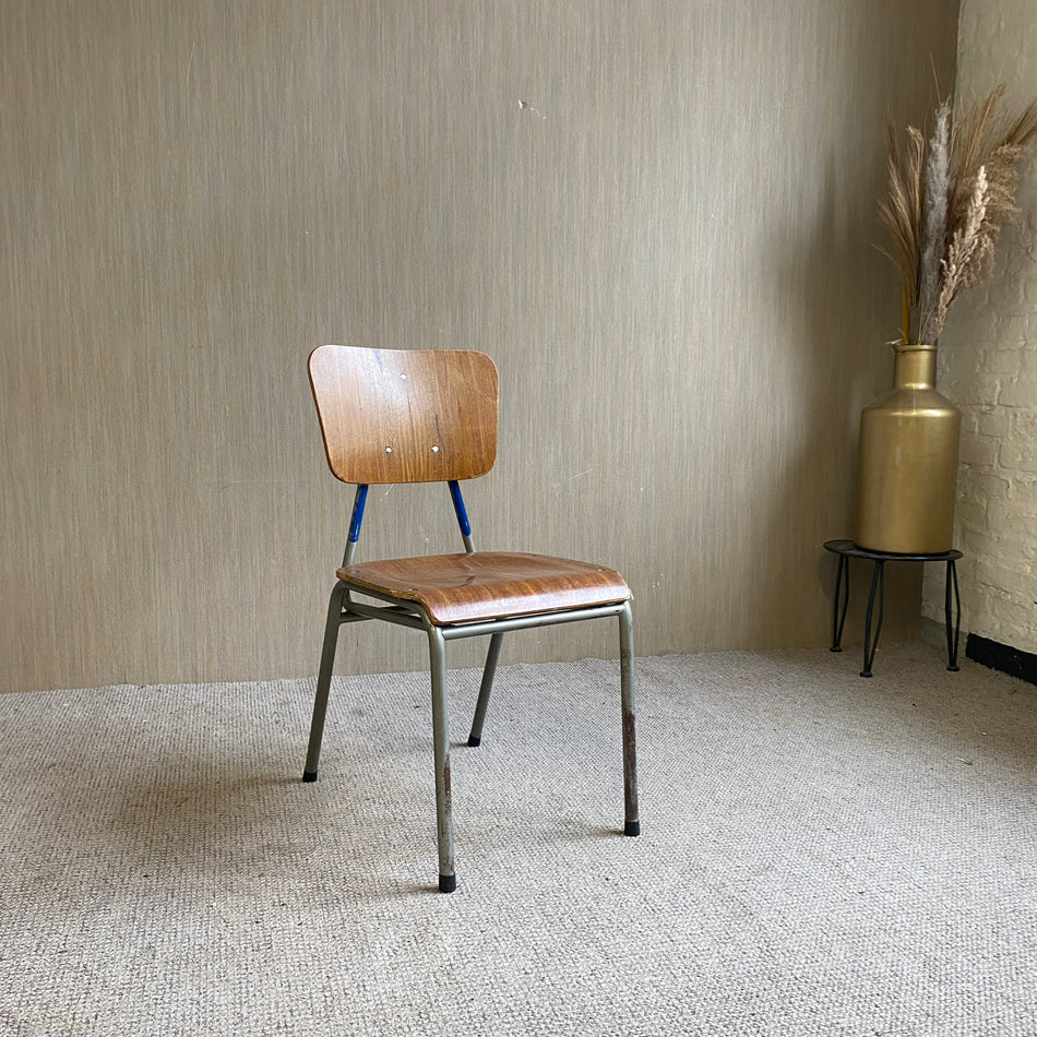 Stapelstuhl gebraucht braun grau Stuhl blau