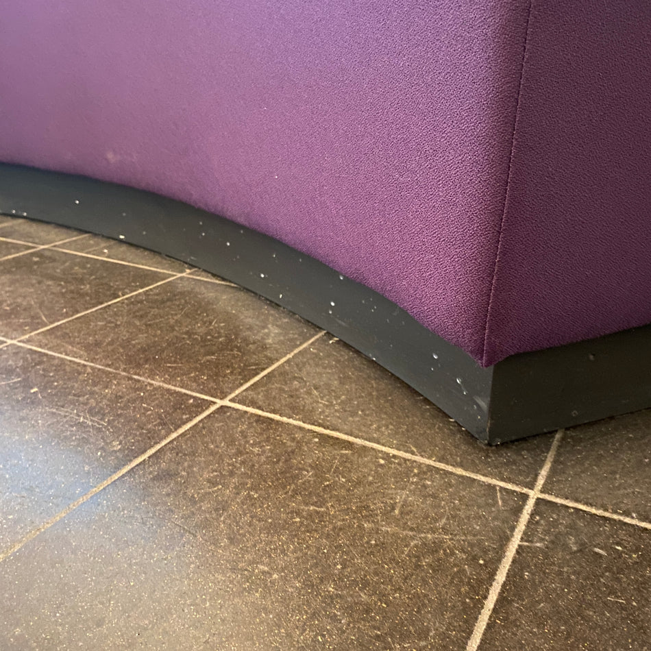 Objektmöbel Sitzbank gebraucht lila gepolstert 155cm Sitzelement