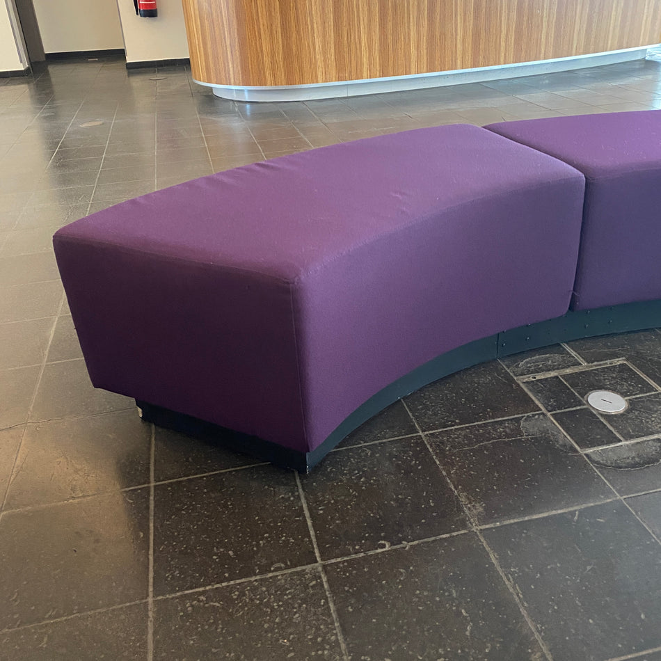 Objektmöbel Sitzbank gebraucht lila gepolstert 105cm Sitzelement