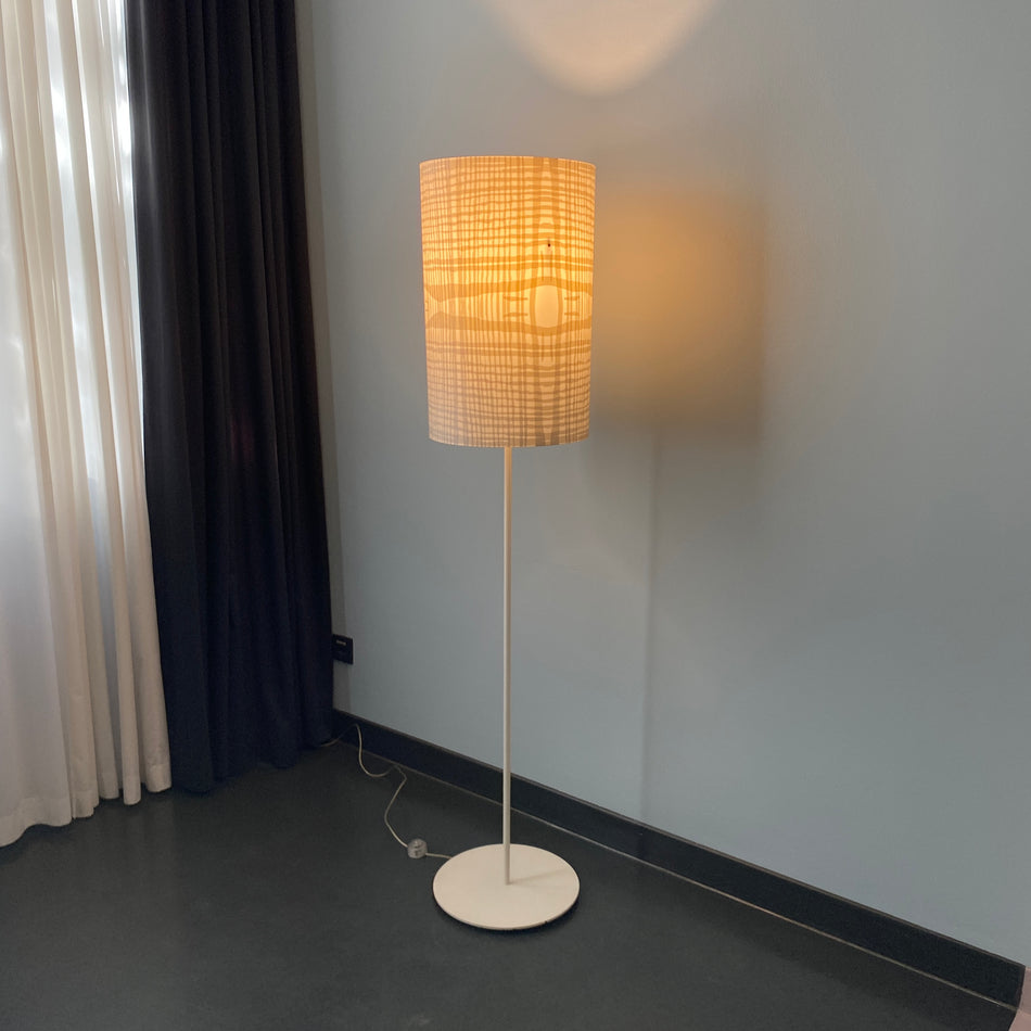 Mawa Design Stehlampe gebraucht weiß beige Lampe aus Design-Hotel