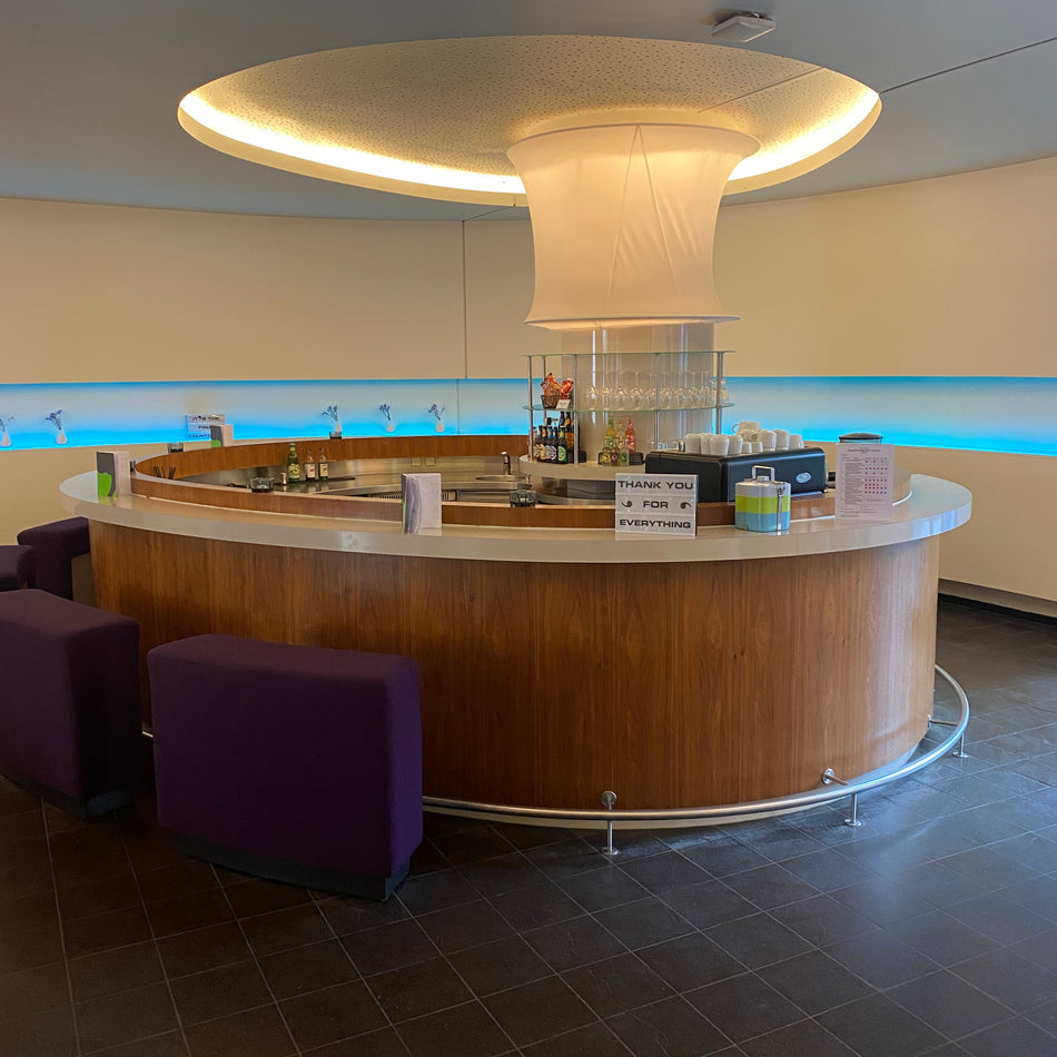 Runde Lobby Design Baranlage Designbar mit Thekenfront Nussbaum