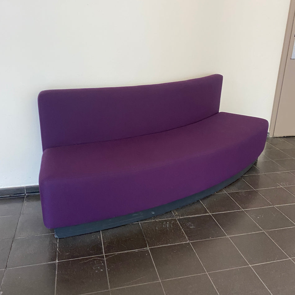 Objektmöbel Sofa gebraucht lila Stoffpolsterung 220cm rundlich Couch