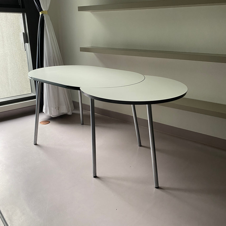 Designer Tisch gebraucht weiß 155cm schwenkbare Platte Skandinavischer Stil aus Design-Hotel