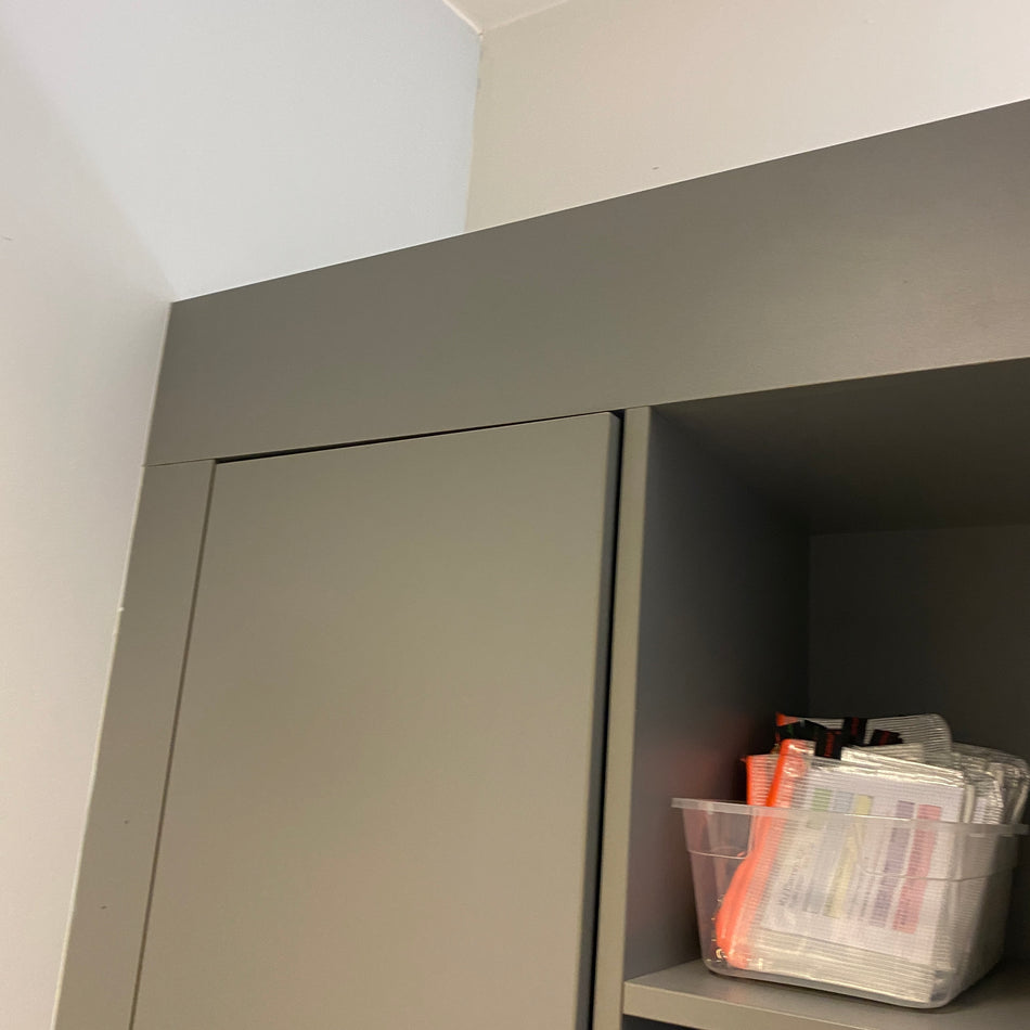 Büroregalwand mit Ablagen und Unterschrank aus Hotelbüro – gebraucht