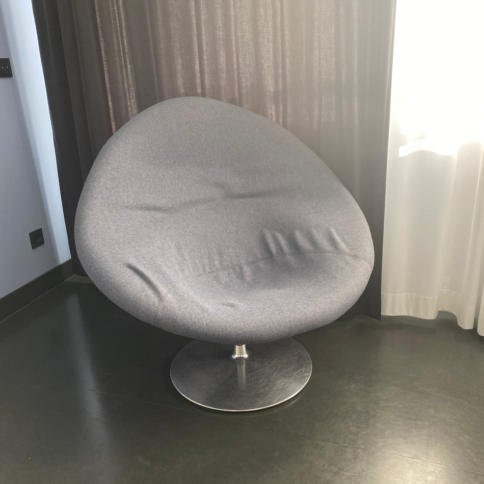 Artifort Big Globe Sessel gebraucht hellgrau Design Hotel