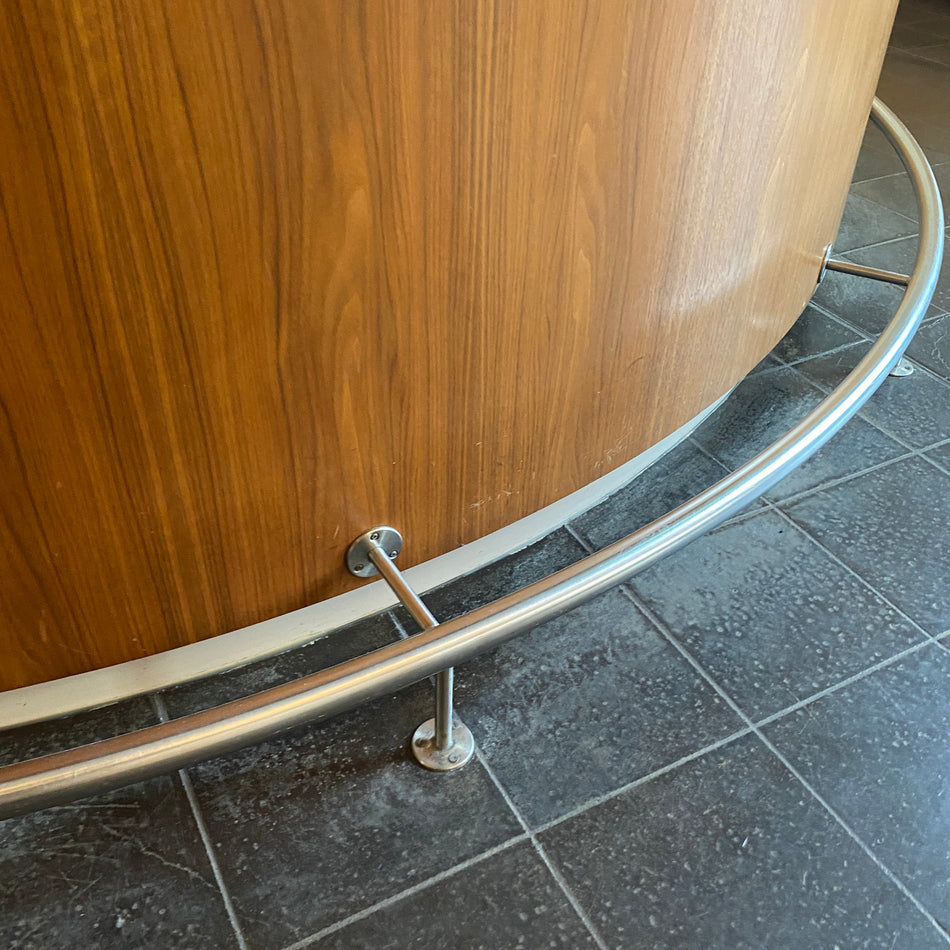 Runde Lobby Design Baranlage Designbar mit Thekenfront Nussbaum