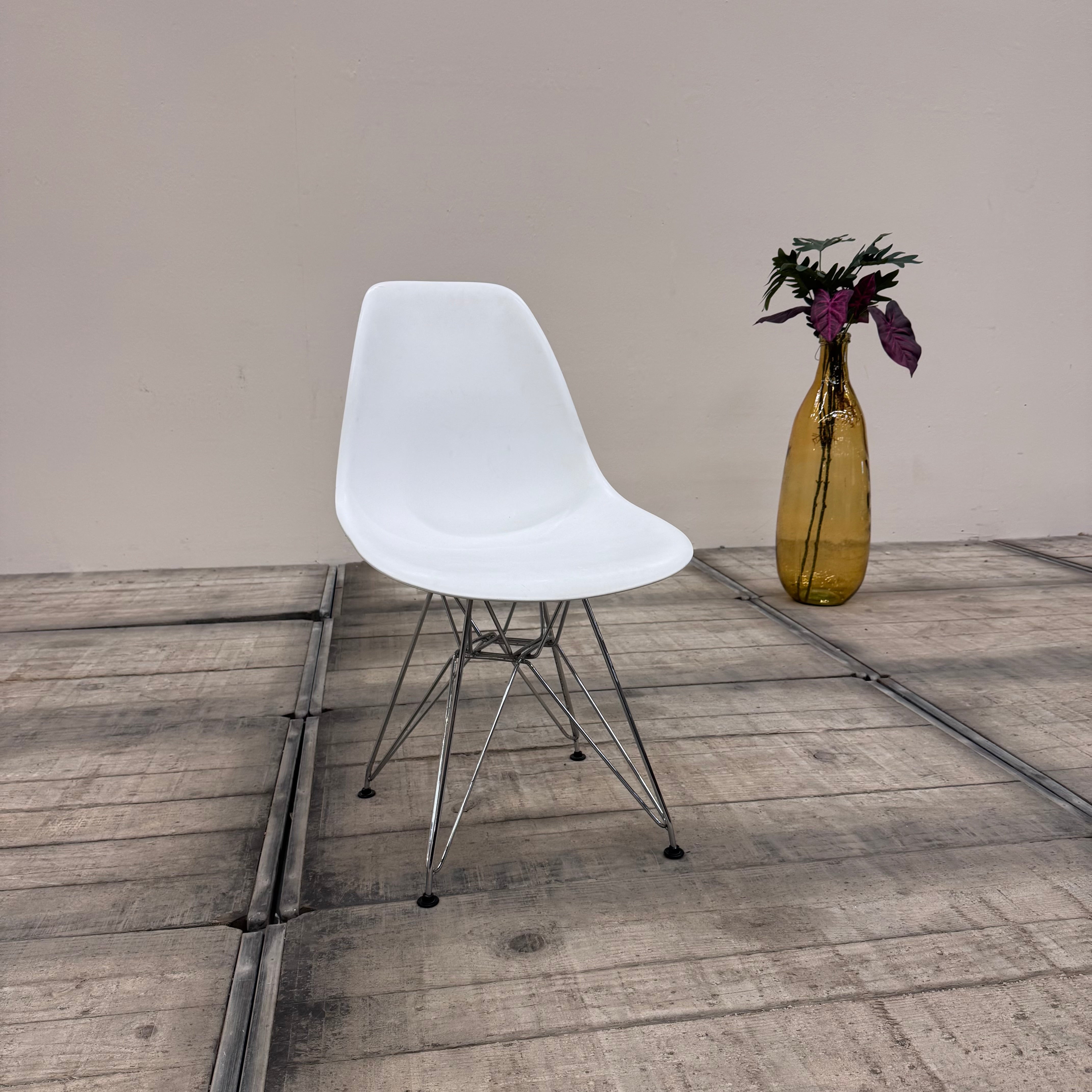 Schalenstuhl – Weiß Chrom Stuhl im Eames-Look gebraucht
