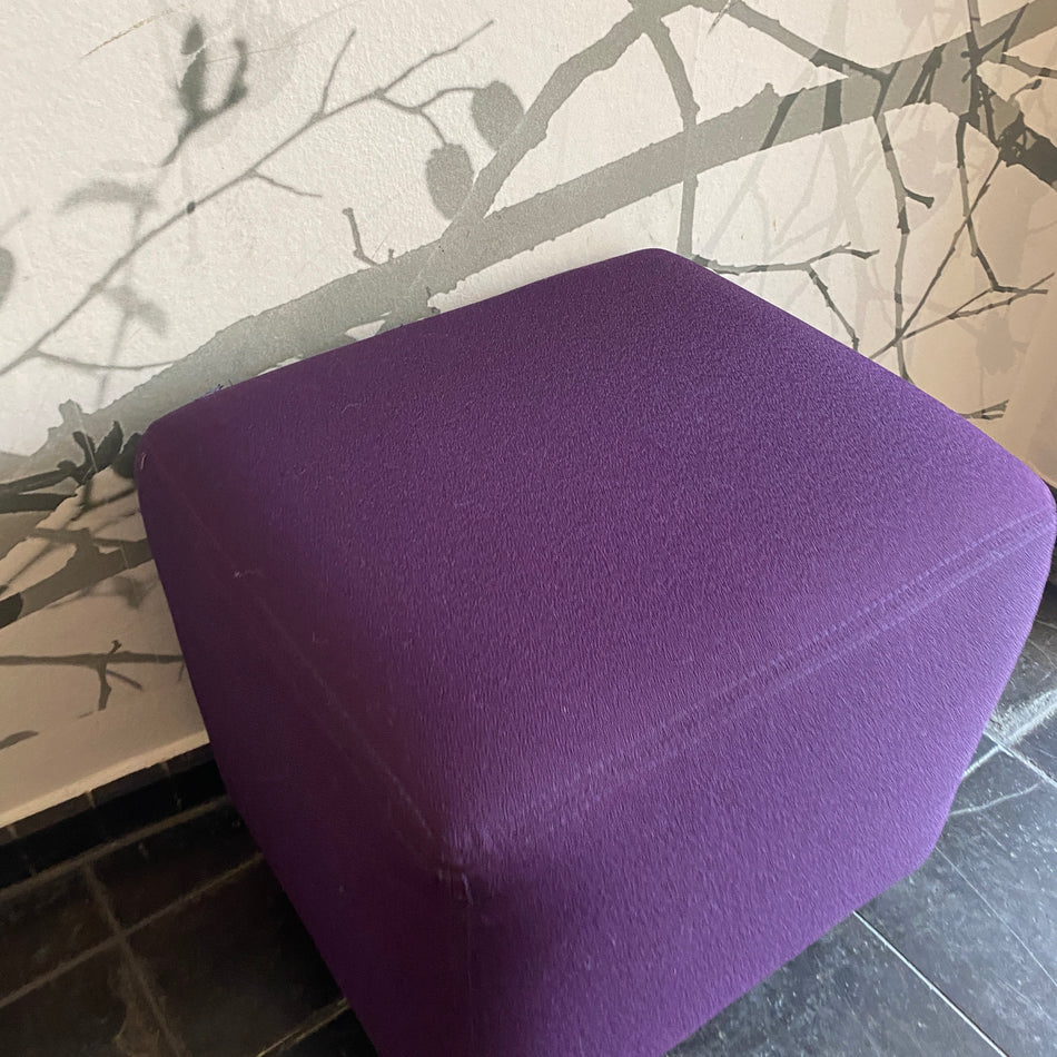 Objektmöbel Sitzhocker gebraucht lila Rundumpolsterung Hocker