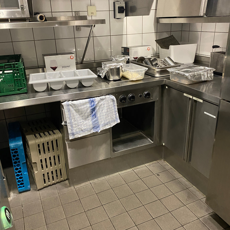 Edelstahl-Arbeitszeile mit Spülbecken aus Hotelküche – gebraucht