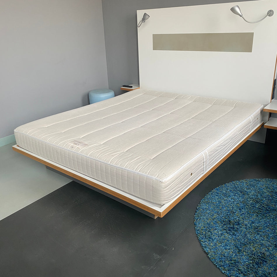 Komplettes Hotelzimmer mit einem Doppelbett Designerstücke Standardzimmer Monteurzimmer