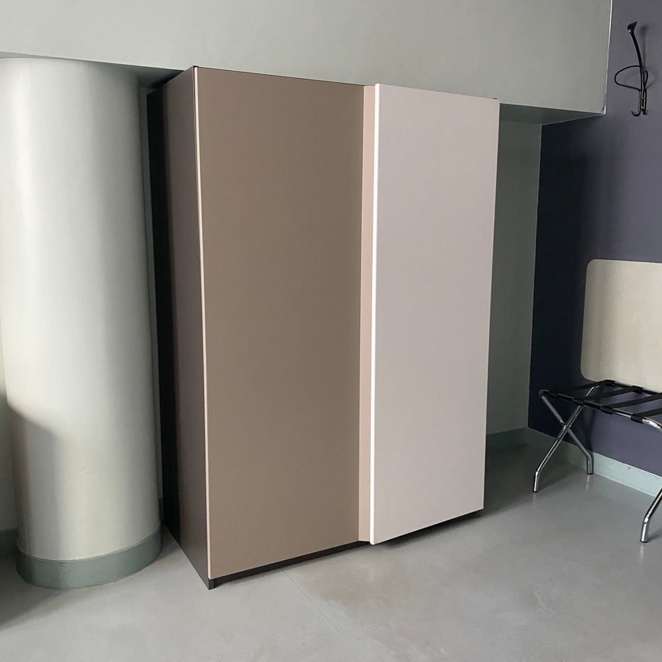 Kleiderschrank gebraucht grau weiß 2-türig Garderobentange Fächer 170cm