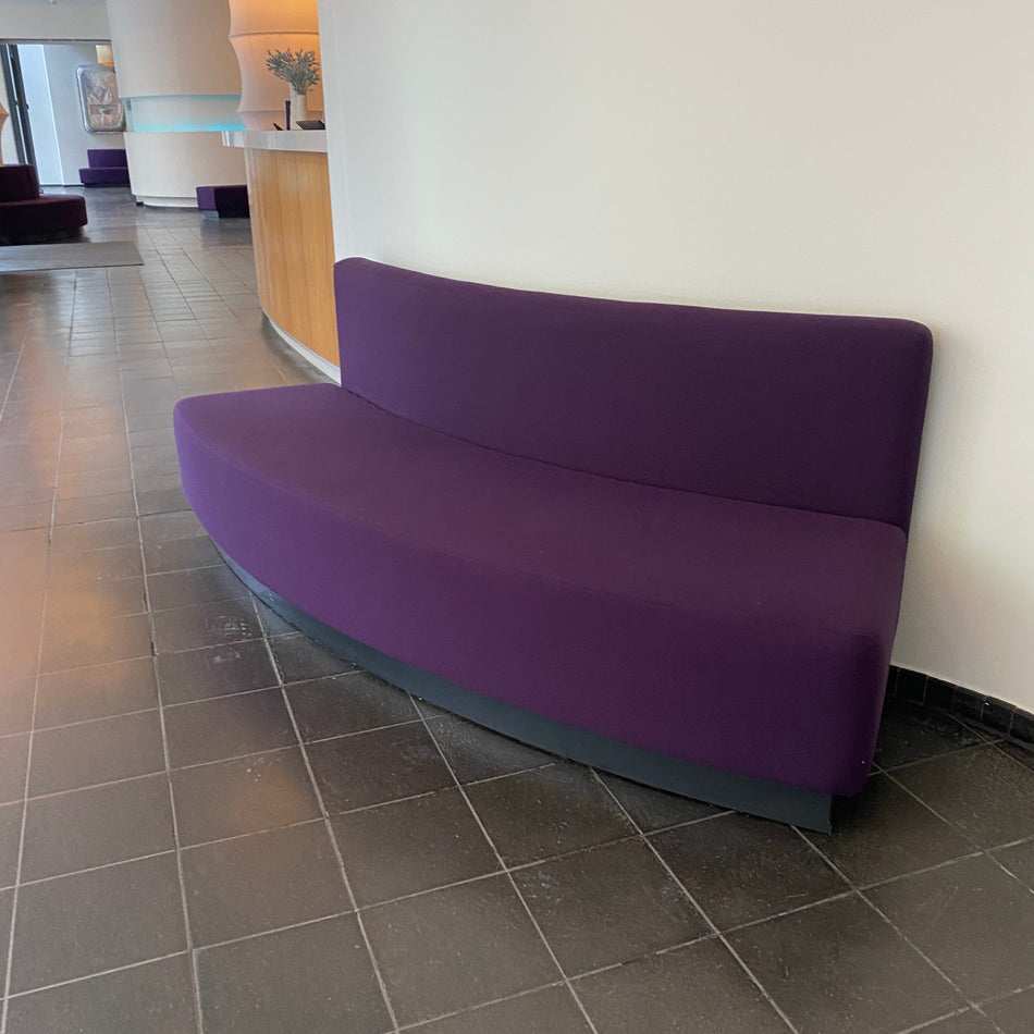 Objektmöbel Sofa gebraucht lila Stoffpolsterung 220cm rundlich Couch