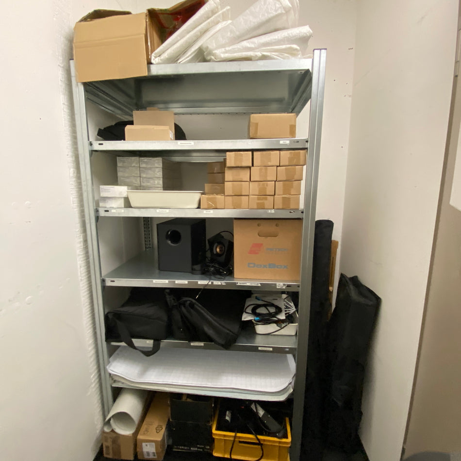 Büro-Konvolut mit Technik, Kabeln, Lautsprechern und Zubehör – gebraucht
