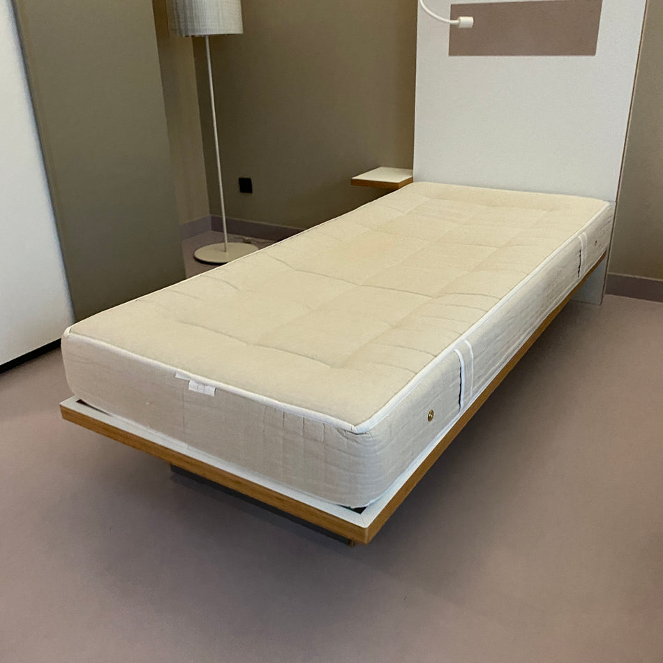 Einzelbett gebraucht 120x200 Multiplex Bett inkl. Matratze und Kopfteil