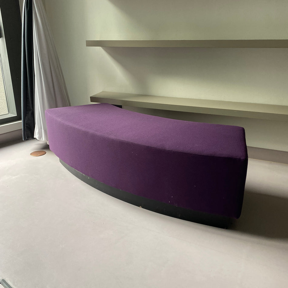 Objektmöbel Sitzbank gebraucht lila Stoffpolsterung 150cm