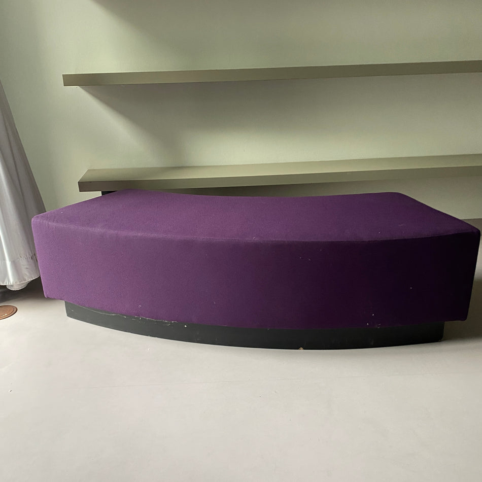 Objektmöbel Sitzbank gebraucht lila Stoffpolsterung 150cm