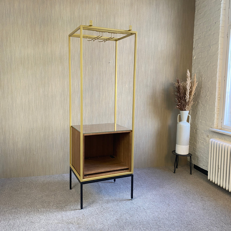 Exklusives Regal Garderobegebraucht golden Holz Metall aus Lobby