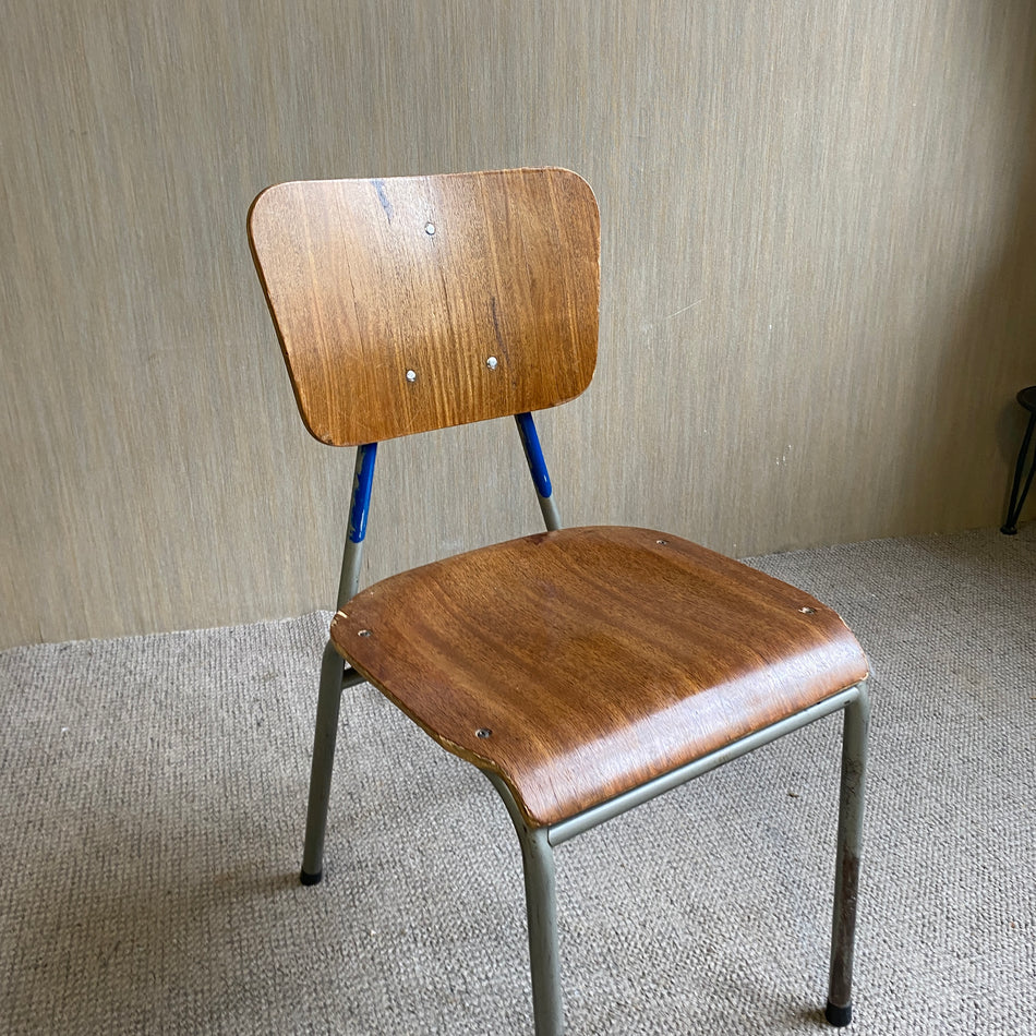 Stapelstuhl gebraucht braun grau Stuhl blau