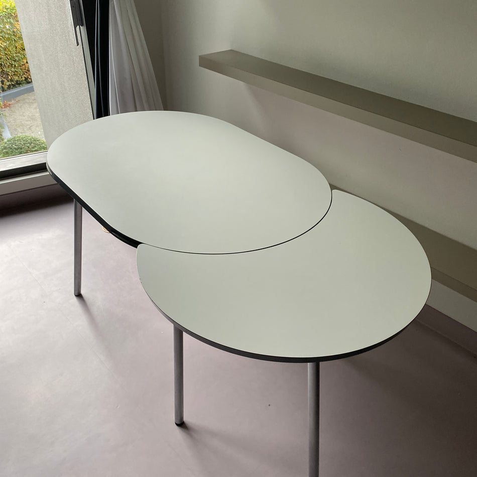 Designer Tisch gebraucht weiß 155cm schwenkbare Platte Skandinavischer Stil aus Design-Hotel