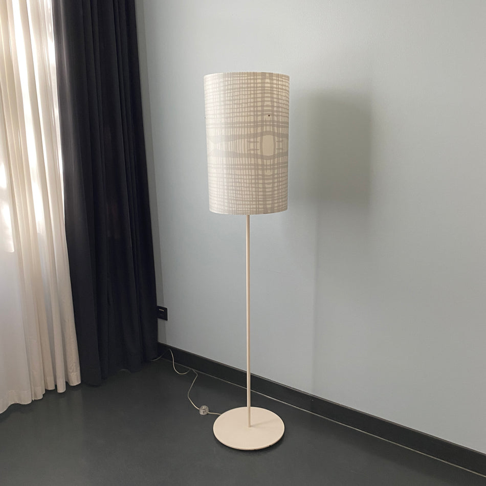 Mawa Design Stehlampe gebraucht weiß beige Lampe aus Design-Hotel