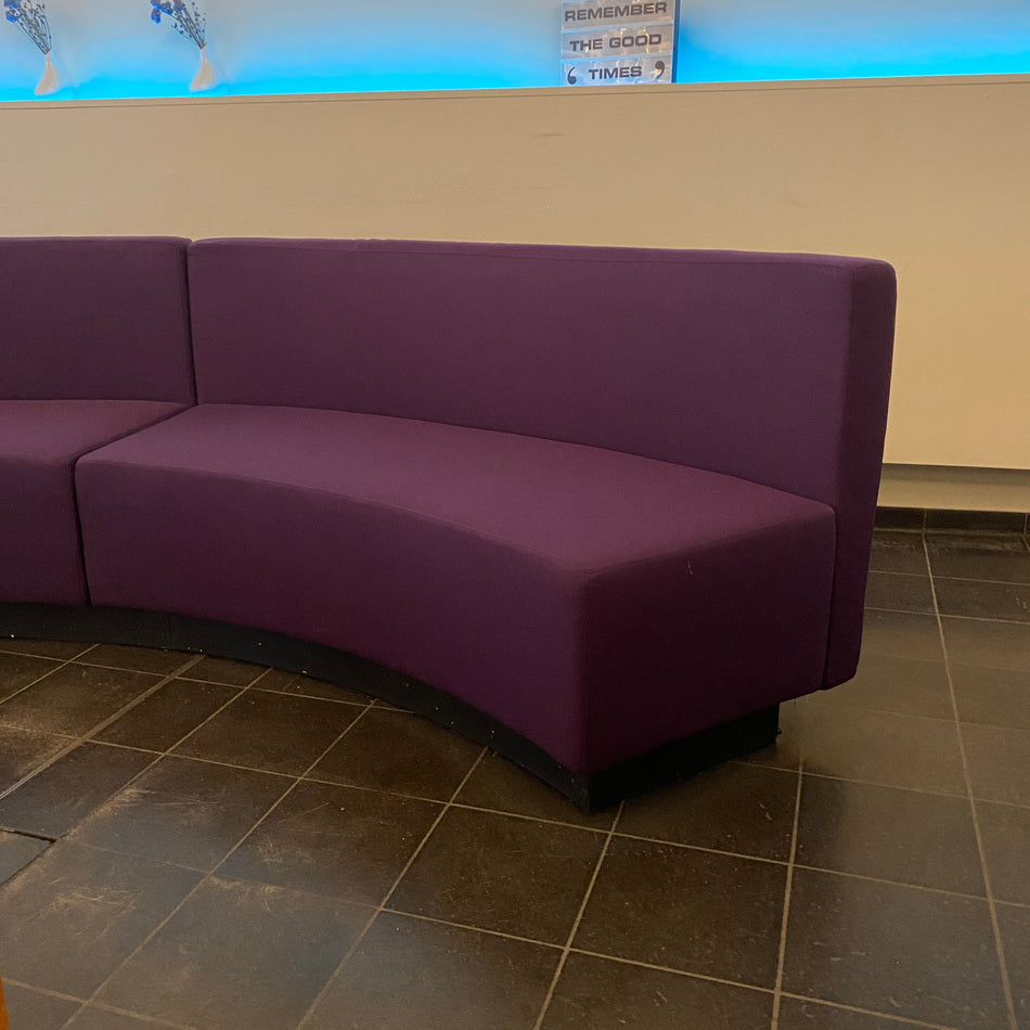 Objektmöbel Sitzbank gebraucht lila gepolstert 155cm Sitzelement