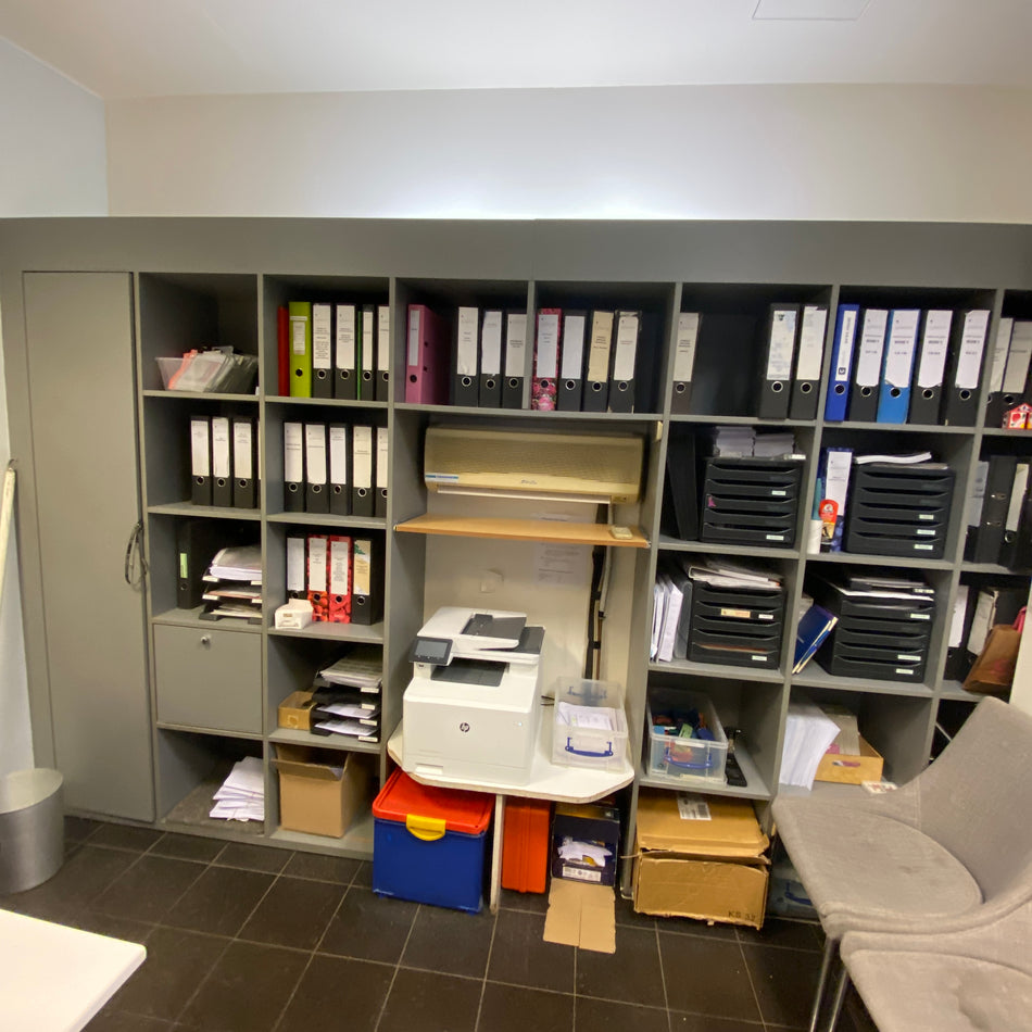 Büroregalwand mit Ablagen und Unterschrank aus Hotelbüro – gebraucht
