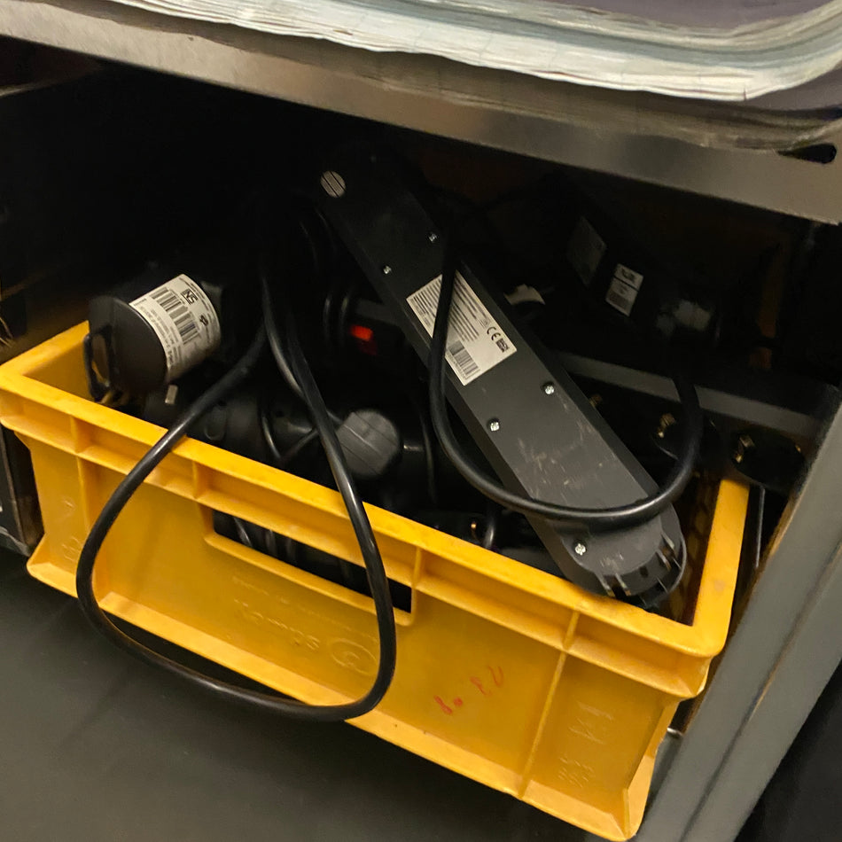 Büro-Konvolut mit Technik, Kabeln, Lautsprechern und Zubehör – gebraucht