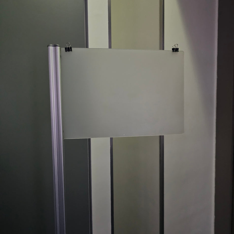 Aufsteller Wegweiser mit schwerem Fuß aus Designhotel