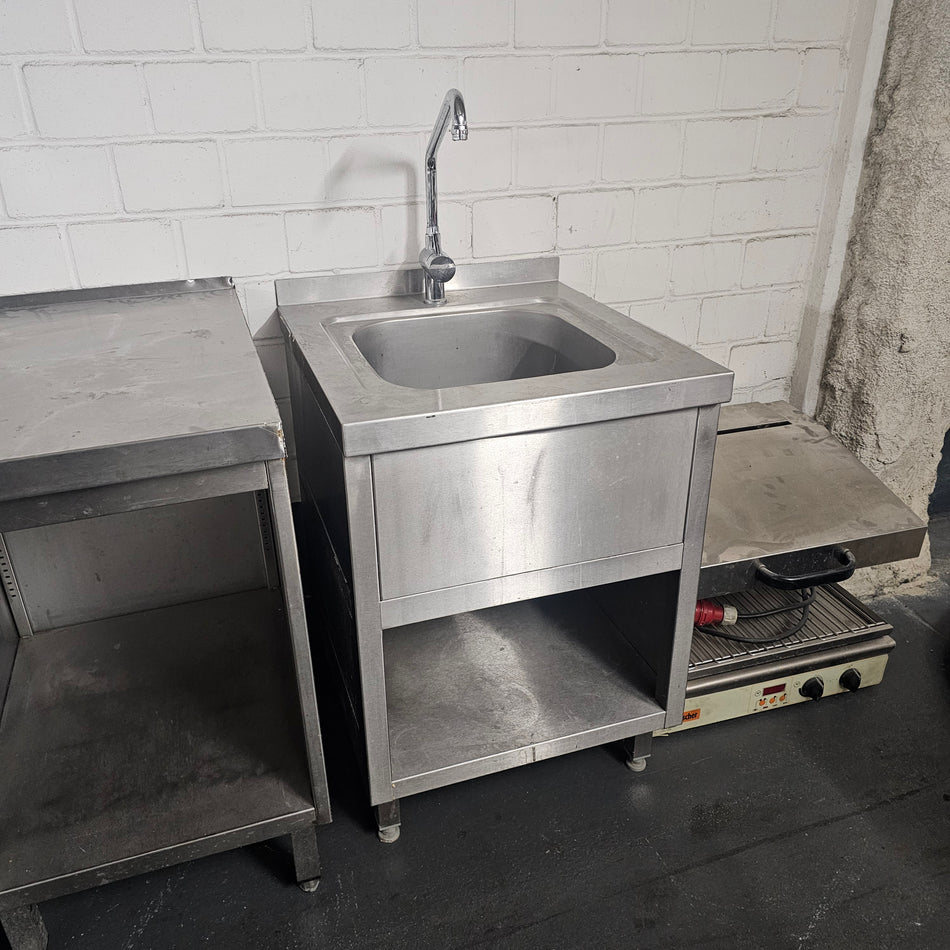 Spültisch mit Spülbecken und Armatur aus Edelstahl mit Aufkantung Gastronomie