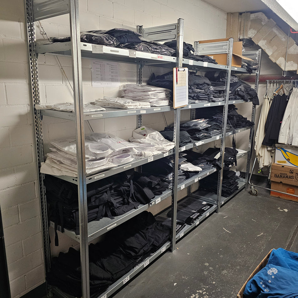Komplettes Lager Uniformen Arbeitskleidung Hosen Hemden Shirts