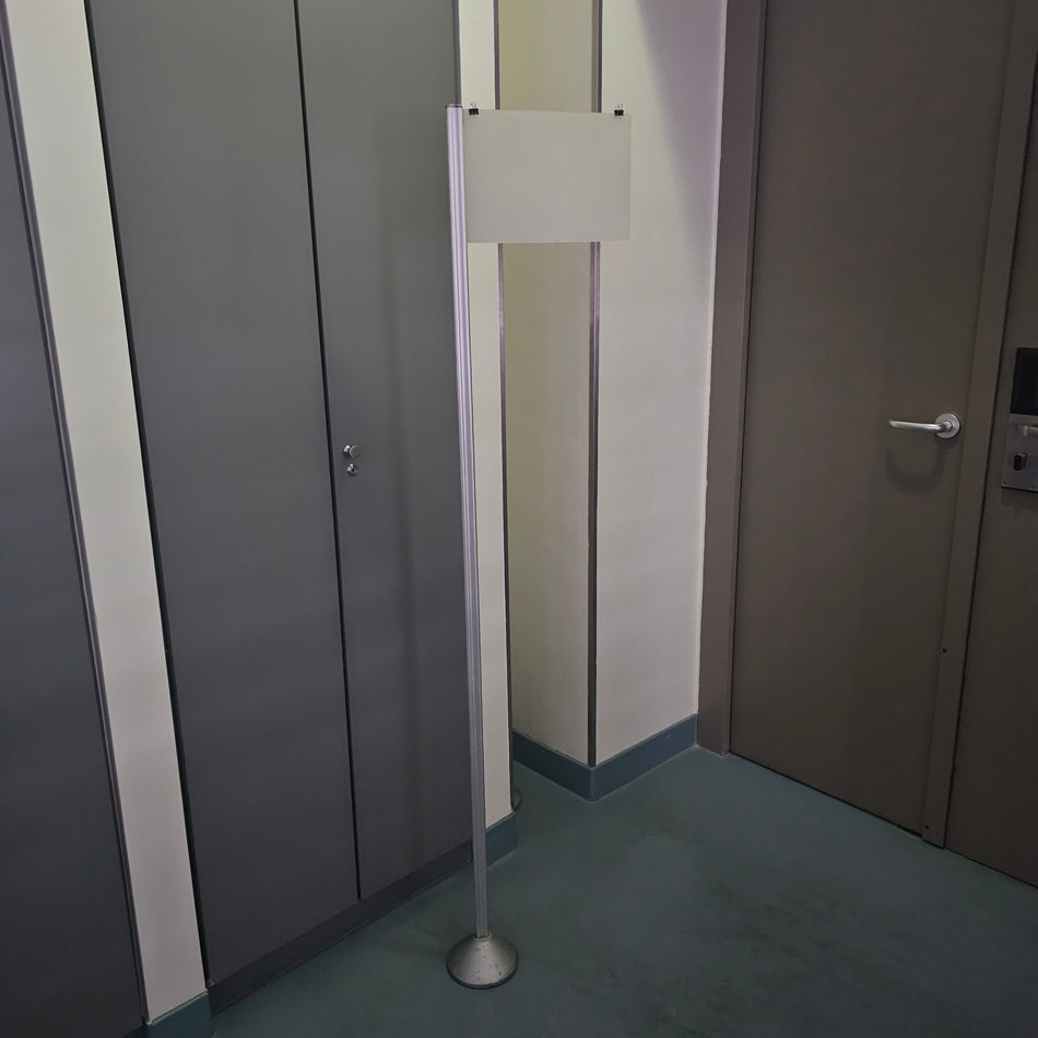 Aufsteller Wegweiser mit schwerem Fuß aus Designhotel
