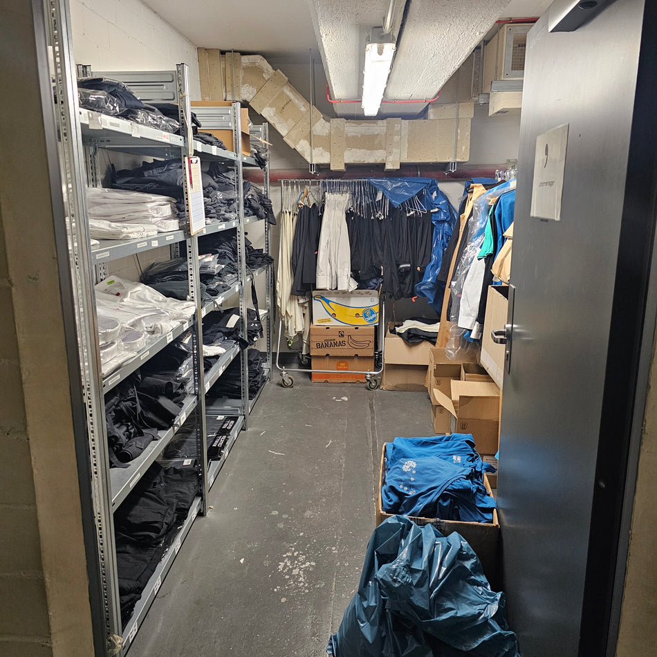 Komplettes Lager Uniformen Arbeitskleidung Hosen Hemden Shirts
