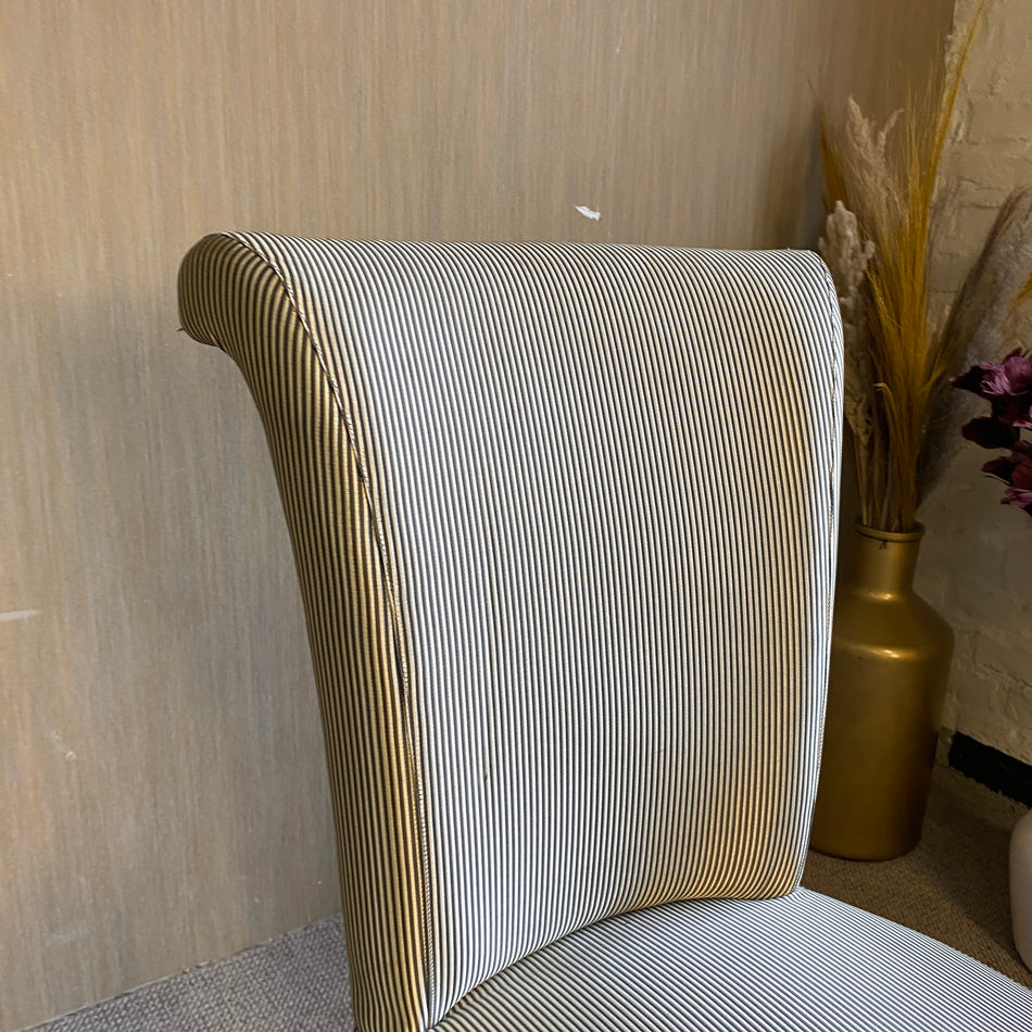 Eleganter Polsterstuhl in Grau mit weißen Holzbeinen – moderner Esszimmerstuhl im klassischen Design Stuhl gebraucht