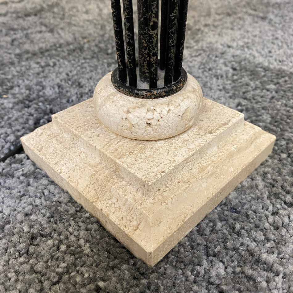 Elegante Tischlampe im klassischen Metall-Säulenstil mit Stoffschirm – gebraucht