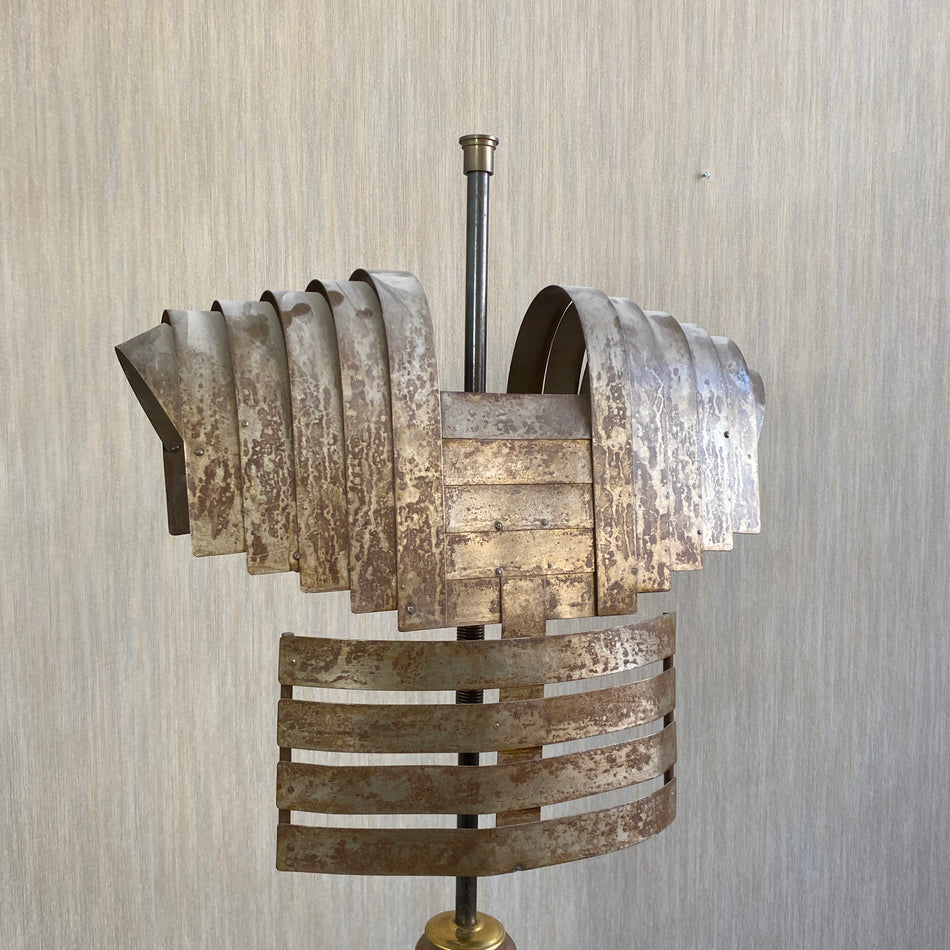 Stilisierter Kleiderständer im Art Deco-Stil antik Holzständer Rüstung