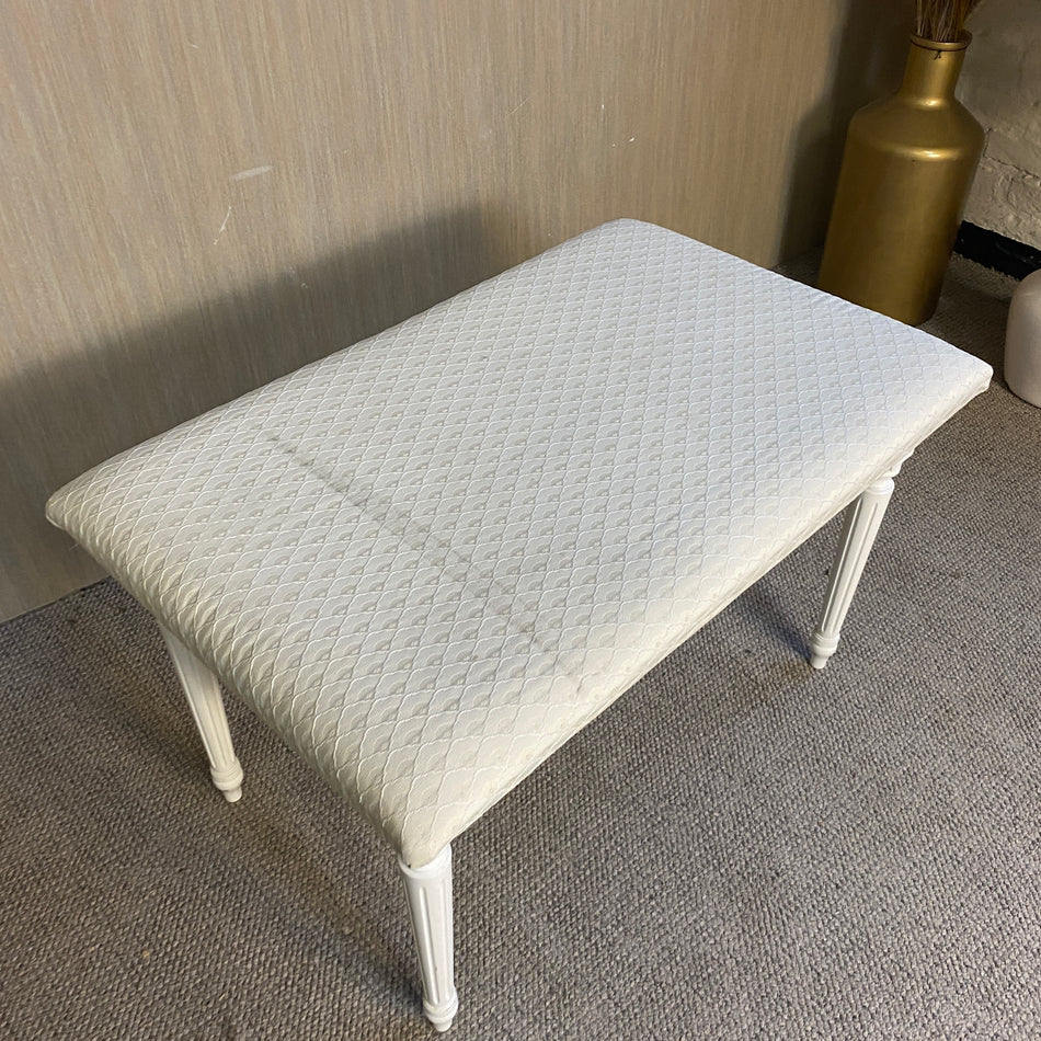 Weiße gepolsterte Sitzbank im klassischen Stil – Bank gebraucht