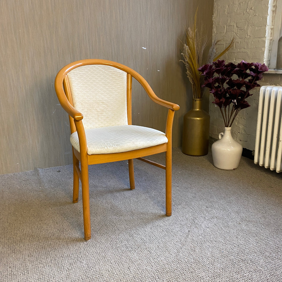 Esszimmerstuhl Holz mit Armlehnen & gepolsterter Rückenlehne – heller Stoffstuhl im klassischen Design Stuhl gebraucht