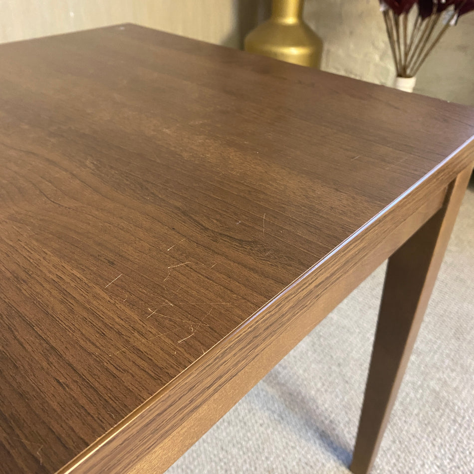 Kleiner Holztisch in Nussbaumoptik – praktischer Beistell Tisch – Tisch gebraucht