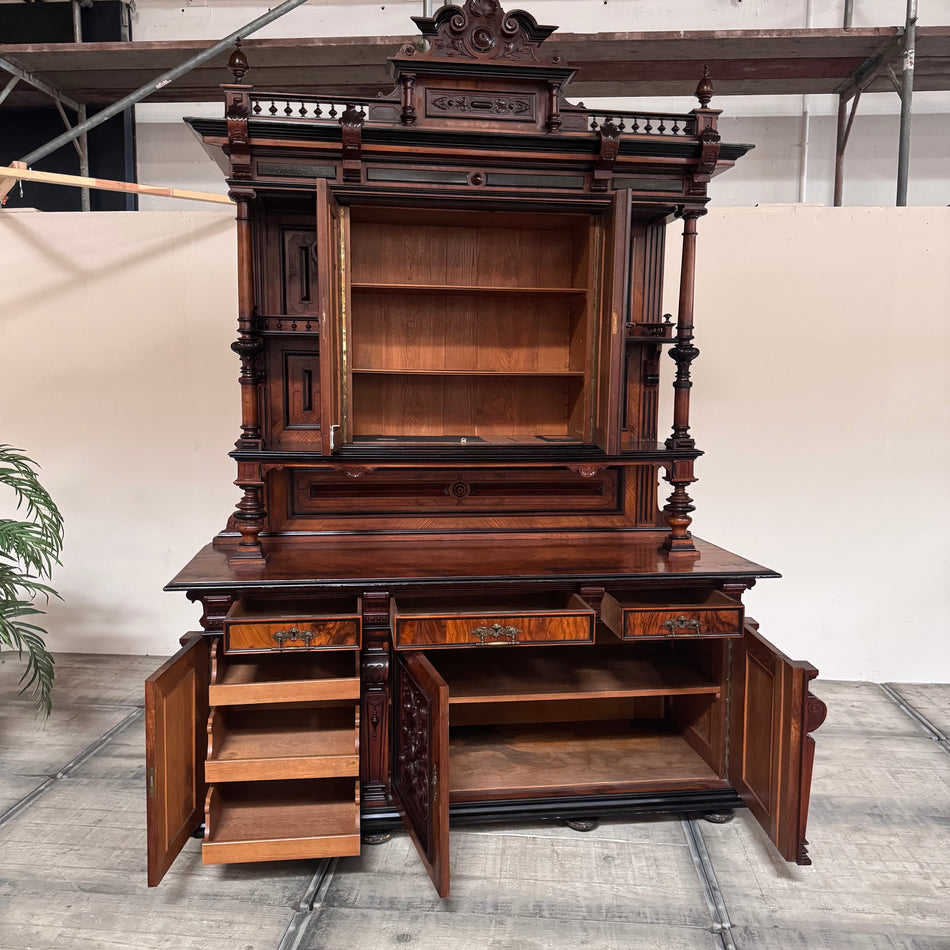 Prunkvolles Gründerzeit-Buffet in Nussbaum Antiquität Historisches Buffet aus Villen-Bestand