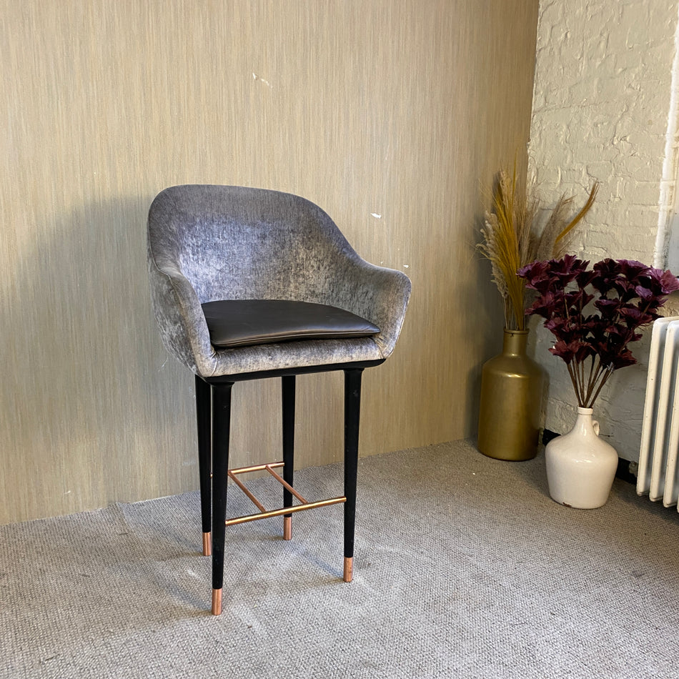 Moderner Barhocker mit Armlehnen – Kunstleder Grau & Schwarz mit Kupferdetails – stabiler Tresenhocker – gebraucht