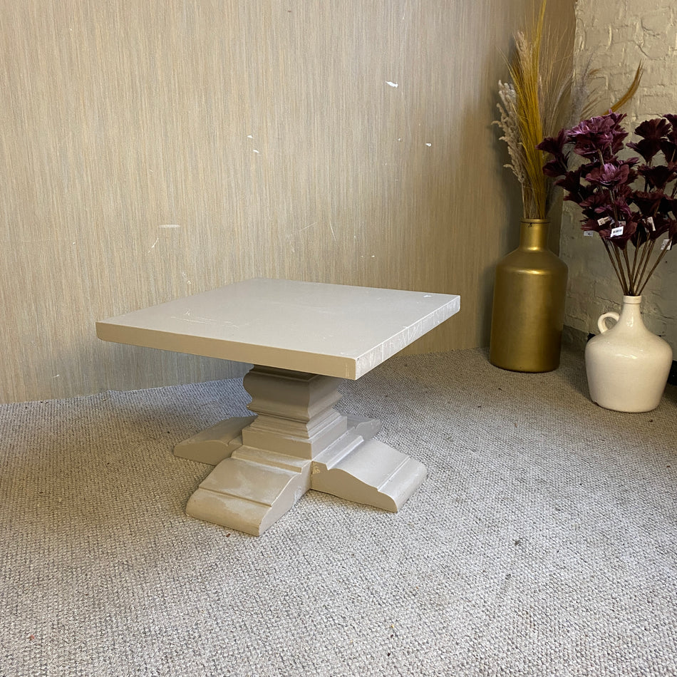 Quadratischer Vintage-Couchtisch mit dekorativem Säulenfuß – markanter Wohnzimmertisch – Tisch gebraucht