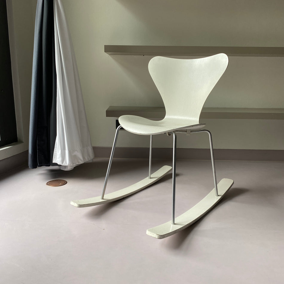 Fritz Hansen Serie 7 3107 Schaukelstuhl gebraucht weiß Holz