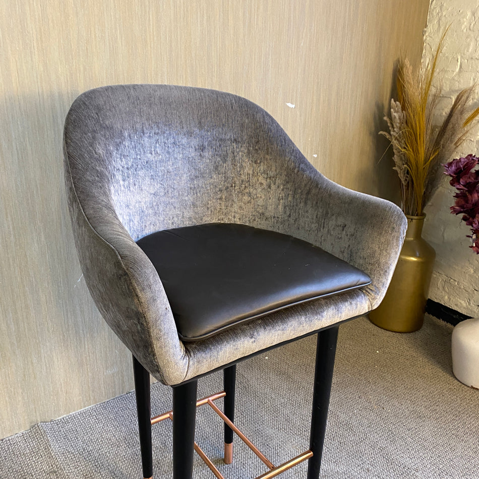 Moderner Barhocker mit Armlehnen – Kunstleder Grau & Schwarz mit Kupferdetails – stabiler Tresenhocker – gebraucht