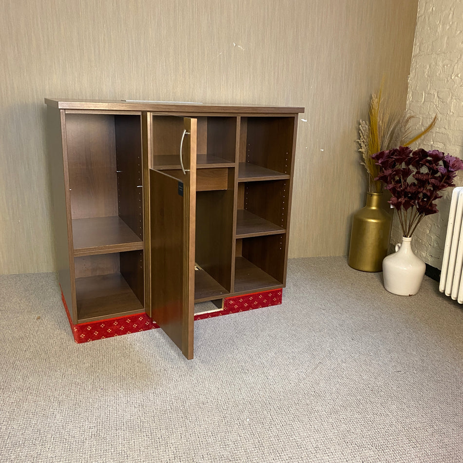 Moderner Mehrzweckschrank mit variablen Fächern – praktischer Schrank gebraucht