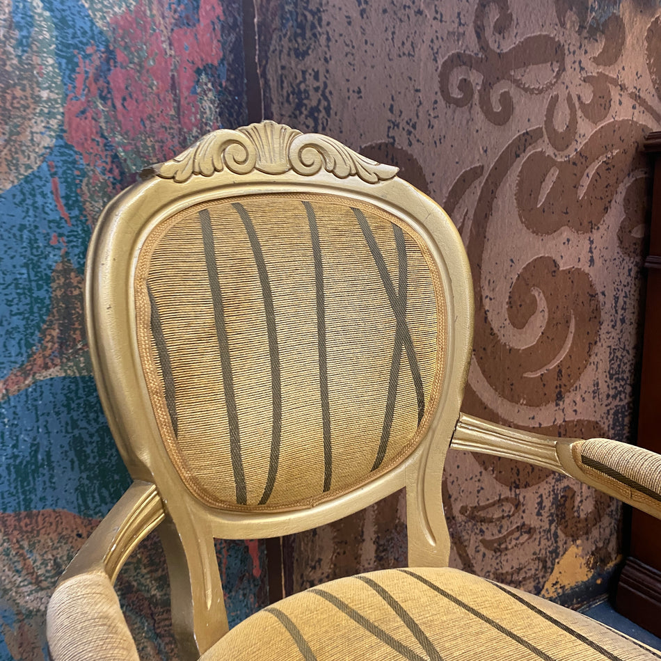 Barocker Armlehnstuhl mit gestreiftem Polster – eleganter Vintage Stuhl gebraucht