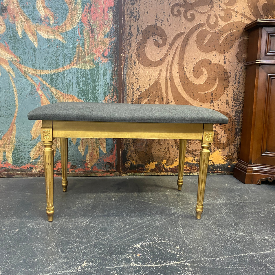 Elegante goldene Sitzbank mit grauer Polsterung – gebraucht