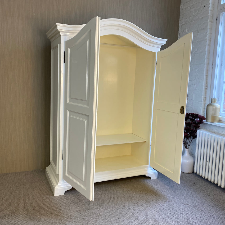 Weißer Landhaus Kleiderschrank – 2-türiger Schrank im Barock/Landhausstil – Massiv & hochwertig – viel Stauraum – gebraucht