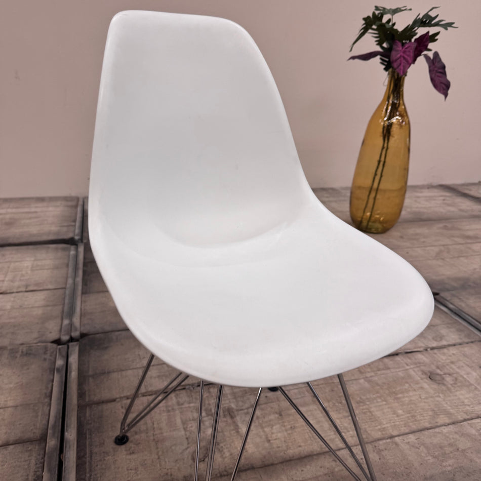 Schalenstuhl – Weiß Chrom Stuhl im Eames-Look gebraucht
