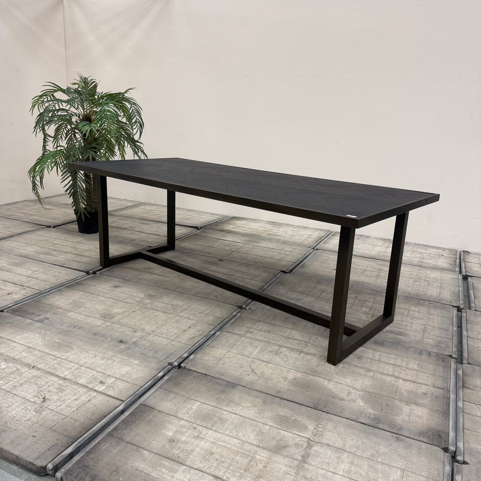 Saffron Esstisch Massivholz 220cm Fischgrät Muster Schwarz Braun Tisch